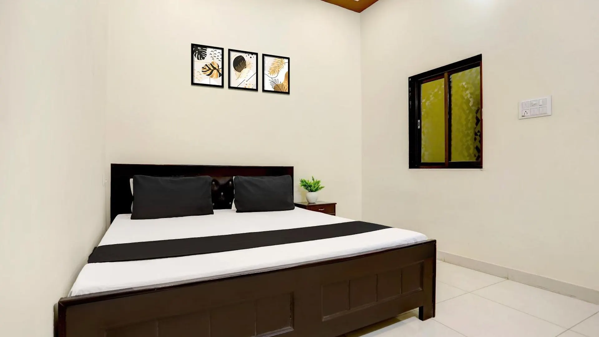 Hotel O Yatharth Inn Paying Guest House Βαρανάσι Ινδία