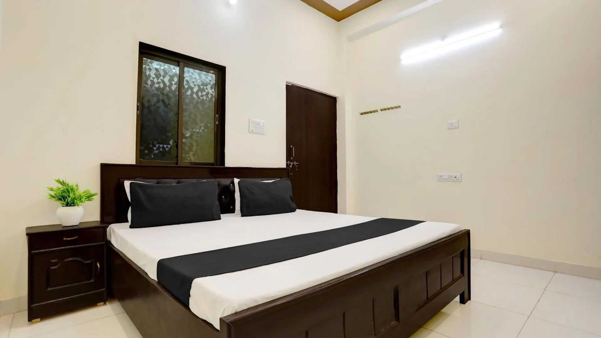 Hotel O Yatharth Inn Paying Guest House Βαρανάσι