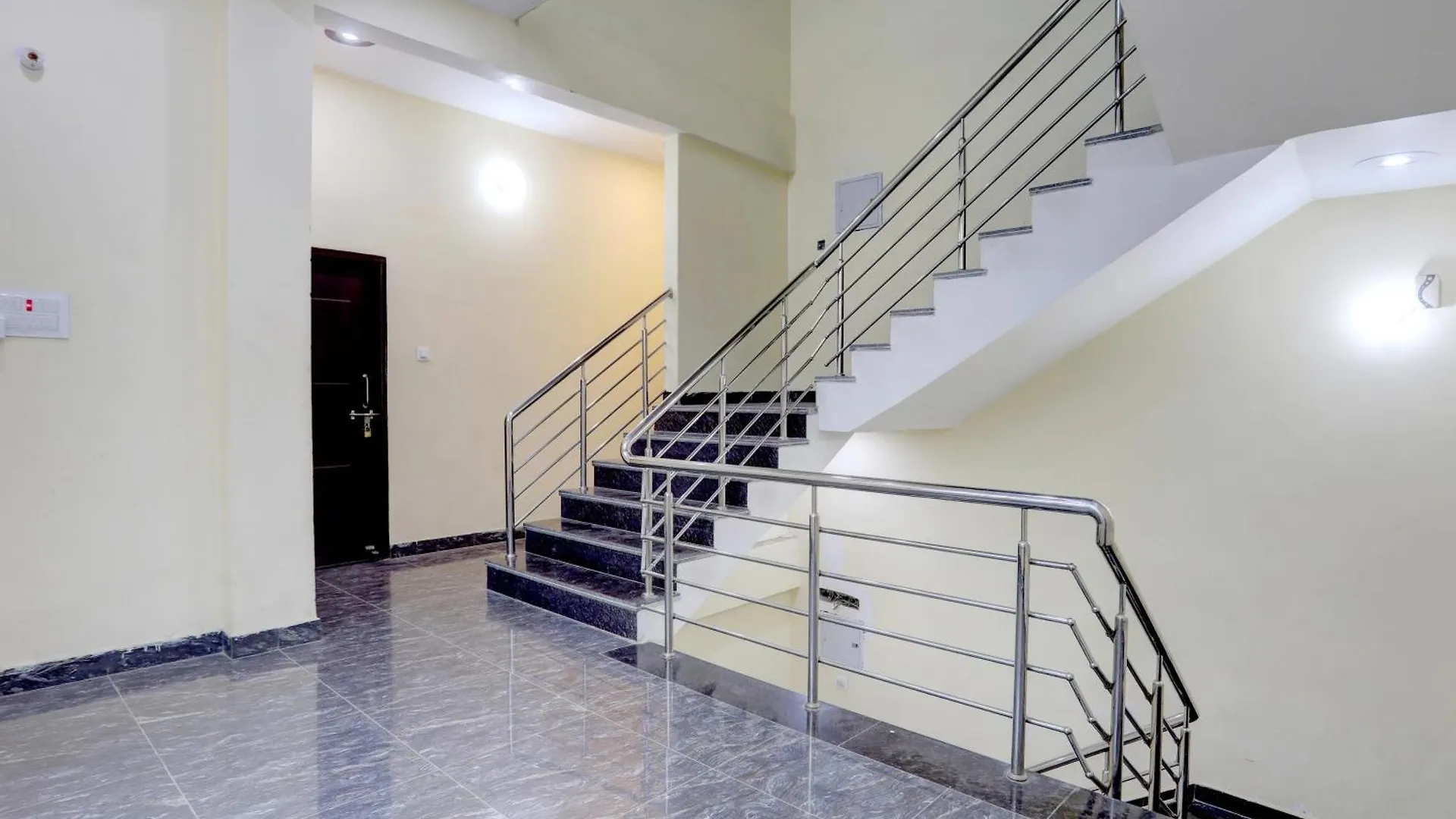 Hotel O Yatharth Inn Paying Guest House Βαρανάσι
